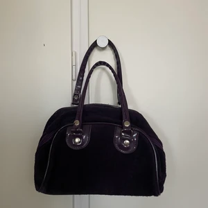 Mörklila väska - Superfin mörklila väska som är rymlig trots sin lilla storlek! 