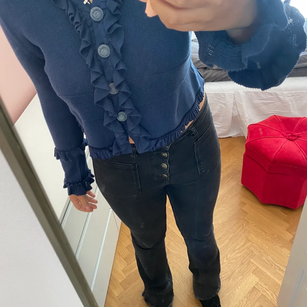 En så fin tjockare blus tröja som ja fått av min mamma från Paris! Den är så söt att ha till ett par kostymbyxor om man vill klä upp sig lite och är så fin med volangerna vid knapparna och på armarna ❤️❤️❤️❤️älskar denna tröja! . Blusar.
