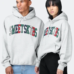 sweet sktbs hoodie - Säljer denna snygga och sköna hoodie av märket ’sweet sktbs’ då den blivit för liten för mig! Den är i bra skick!! (köpt för 799kr) 🤩🤩❤️