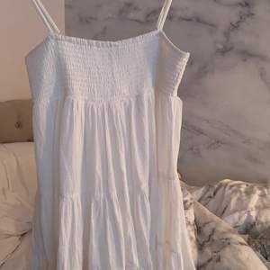 Den trendiga vita zara klänningen,  Ny pris 400 Storlek XS Använd en gång, så superfint skick  