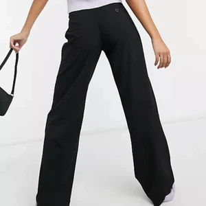 Kostymbyxor från bershka - Svarta kostymbyxor från bershka. Fint skick. Storlek 36.  Köparen står för frakten💗