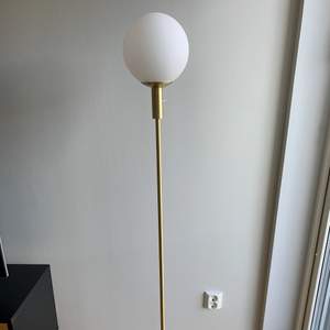 Säljer en superfin Mio Hillary golvlampa som är i matt mässingfinish. Lampan är köpt på Mio i Göteborg. Den är i mycket bra skick.  Höjd: 150 cm, Diameter: 25 cm, Vikt: 5,4 kg.