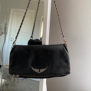 Zadig & voltaire väska  - Intressekoll på denna zadigväska, har kommit mycket till användning men är fortfarande i fint skick, modellen är rock clutch. Hör av dig vid frågor eller fler bilder 💓💓 bud på 1300kr