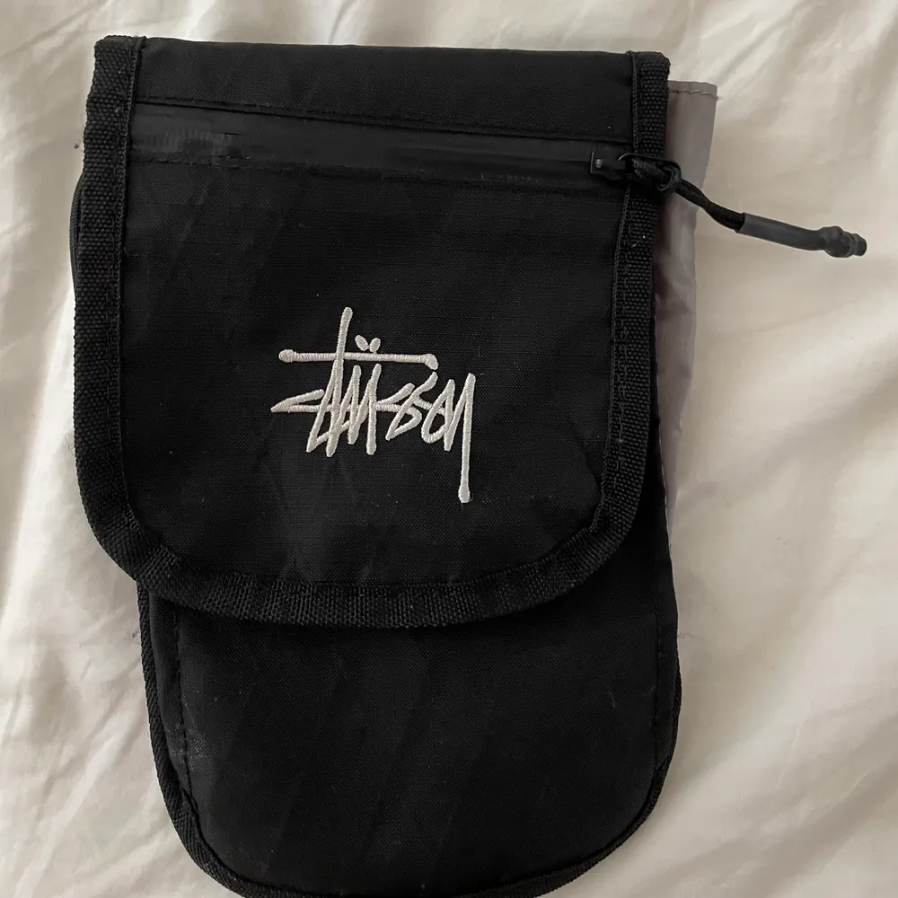 En svart stussy travel pouch bara använd ett fåtal gånger. Perfekt för dina viktigaste saker😸. Skriv om ni har några frågor!!. Väskor.