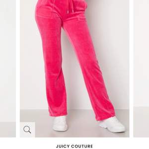 Juicy Couture - Classic Velour Del Ray byxor säljes. Köpta för ca. 6 månader sen på Juicys hemsida. I nyskick, inga fläckar eller slitningar. 