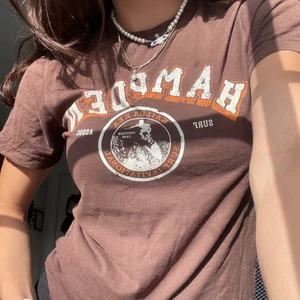 Baby tee  - En jättesöt baby tee köpt secondhand. I jättefint skick. Skriv gärna om du är intresserad, använd inte köp nu 110+frakt💕