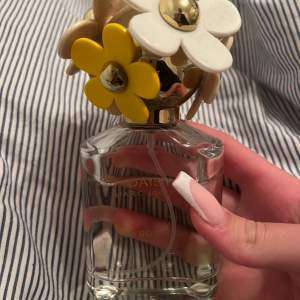 Säljer min nästan helt fulla daisy Marc Jacobs parfym i lukten ”Eau so fresh” då jag inte vill slänga den. Luktar super gott och somrigt! Nypris:-600kr 💓💓