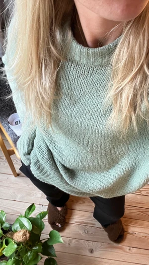 Stickad tröja - Kommer tyvärr inte till användning längre, lappen är bortklippt men tror den är från hm💜 