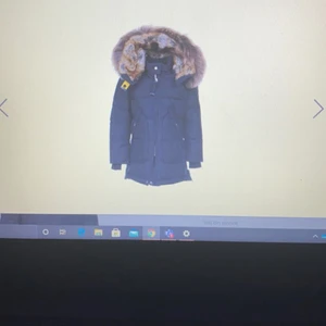 Para jumper vinterjacka  - Jackan är använd ca 1 vinter den är i bra skick passar storlek S kan behövas en tvätt pris kan diskuteras  Det finn inuti luvan 