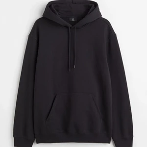 Hoodie - Säljer en svart hoodie från h&m. Använd en del, men bra skick. Skriv så skickar jag egna bilder! 