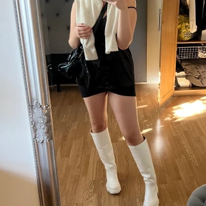 Linne  - Så snyggt svart satinlinne/klänning, går att ha den som klänning också eller sovplats. Jätteskön i materialet. Är storlek 42 på den men sitter också bra på en S så liten i storlek. Har en kjol under 