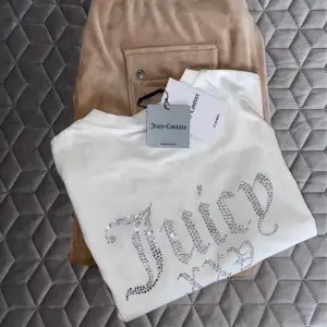 Hej allihopa, säljer nu mina juicy byxor som jag beställt från hemsidan. Säljer även den här t-shirten som jag köpte här på Plick men har aldrig använt i storlek xxs om ni är intresserade så hojta till 😅