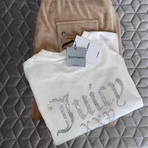 Juicy  - Hej allihopa, säljer nu mina juicy byxor som jag beställt från hemsidan. Säljer även den här t-shirten som jag köpte här på Plick men har aldrig använt i storlek xxs om ni är intresserade så hojta till 😅