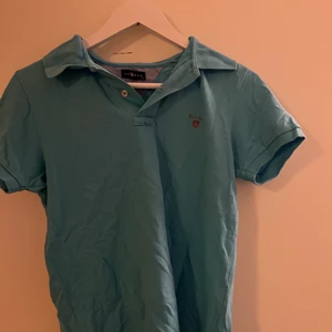 Gant piké tröja  - Säljer denna supersnygga pikétröjan åt min bror. Den är från gant och i storlek S. Den är turkos i färgen skulle jag säga. Skriv för mer info och bilder🤍 frakt tillkommer!