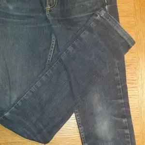 Skinny jeans Lab Industries modell Nicole. snyggt slitna men hela. Denimblå. Pyttelite stretch. Strl 158 men Innerbenlängd 75 cm