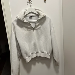 Vit tröja - Populär tröja från Gina. Storlek S, fint skick. 🤍