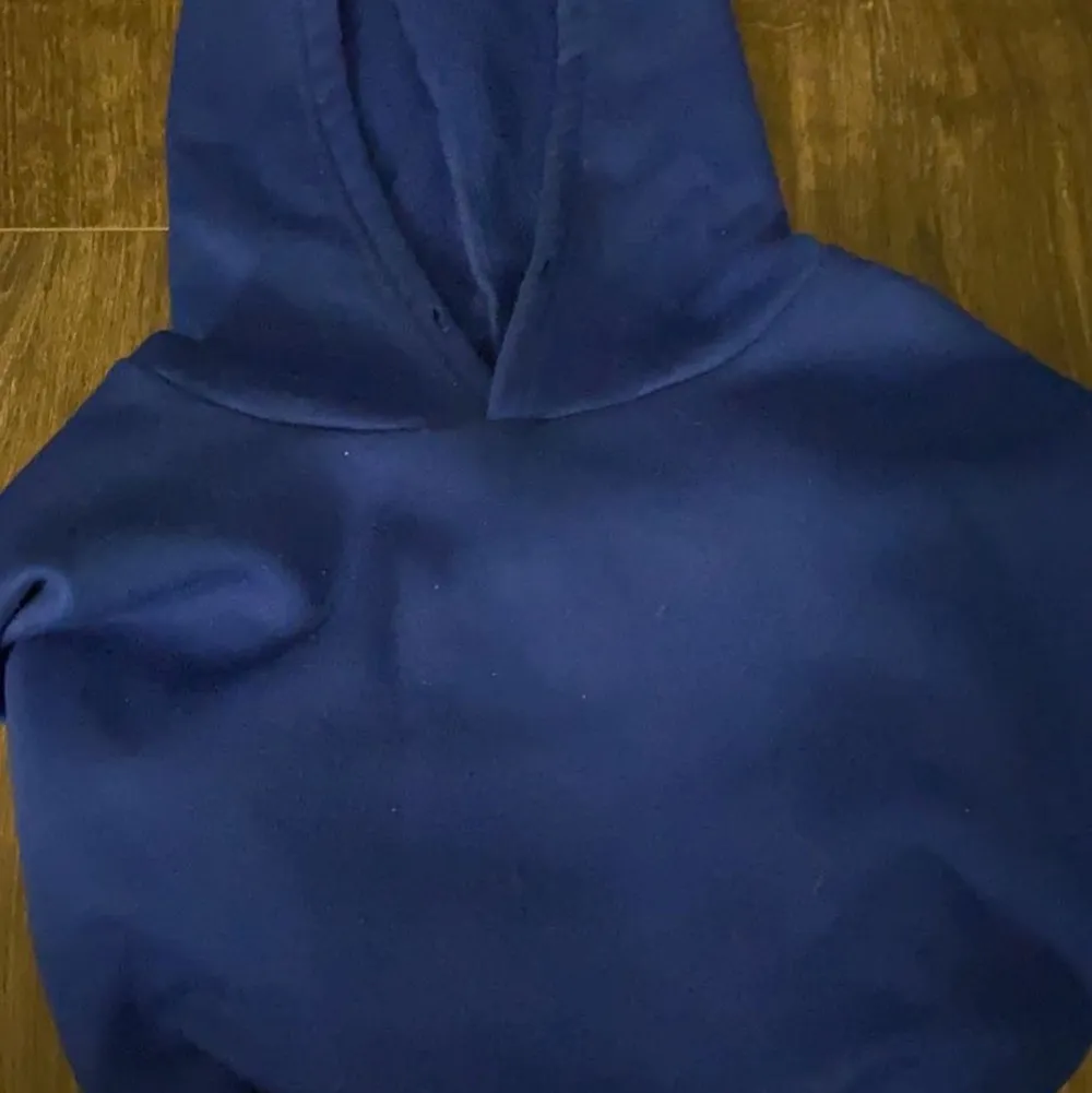 Vanlig mörkblå hoodie från shein använd fåtal gånger väldigt bra skick säljer den då den inte kommer till användning längre skriv för fler bilder eller frågor!!💕💕. Tröjor & Koftor.