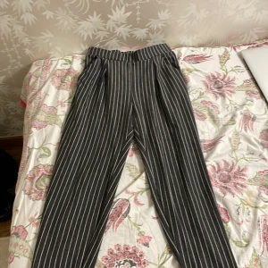 Randiga byxor - Randiga byxor från Stradivarius. Väldigt bekväma.
