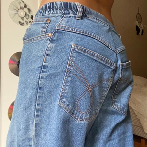 baggy jeans - stretchiga och sköna baggy jeans som passar till det mesta! säljer dem billigt eftersom jag har sytt där bak💋💋 innnerbenslängd: ca 77 cm. midjemått: ca 83 cm (stretchigt material) och jag är 162 cm.