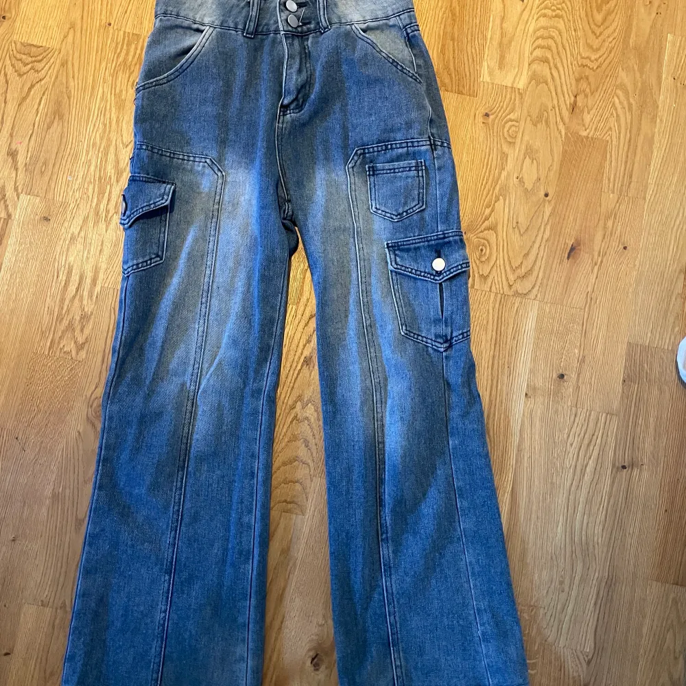 blåa jeans med fickor på benen, (alla är riktigt fickor) använt fåtal gånger så fortfarande i bra skick! . Farkut & Housut.