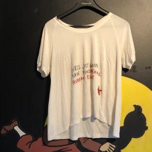 T-shirt - T-shirt med texten ”girls just wanna have fundamental human rights”. Väldigt skönt material som faller snyggt på kroppen. På tröjan står det s/m men jag skulle säga att den är stor i storleken och även passar L. 