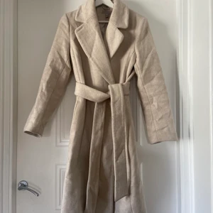 Beige kappa  - Beige och varm kappa i stl 40. Använd fåtal gånger! 300kr. Kan skickas!