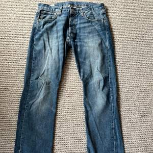Stilrena Levis jeans som inte kommer till användning längre