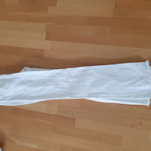 Vita jeans från Zara - Vita jeans från Zara. Högmidjade. Knappt använda.stl 34
