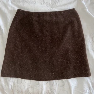 mini skirt - Brun minikjol i stl 40. Ganska tjockt material med 18% ull. Jag skulle säga att den är mer som en 38, då den är ganska tajt över höfterna. Mamma hade den här kjolen på 90-talet. 🥰 50kr+frakt