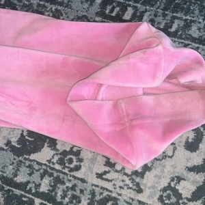 Rosa juicy couture byxor💕 - KOLLA KOMMENTARERNA FÖR PRIS juicy byxor som inte kommer till användning. De är rena utan fläckar använda typ 2 gånger. Oftast är det hål nertill på använda juicy men inte på mina som man kan se på bilden. Skriv om du är intresserad💖 vill gärna mötas upp.