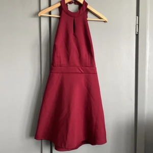 Klänning - Vinröd klänning med öppen rygg och spets. Stl M