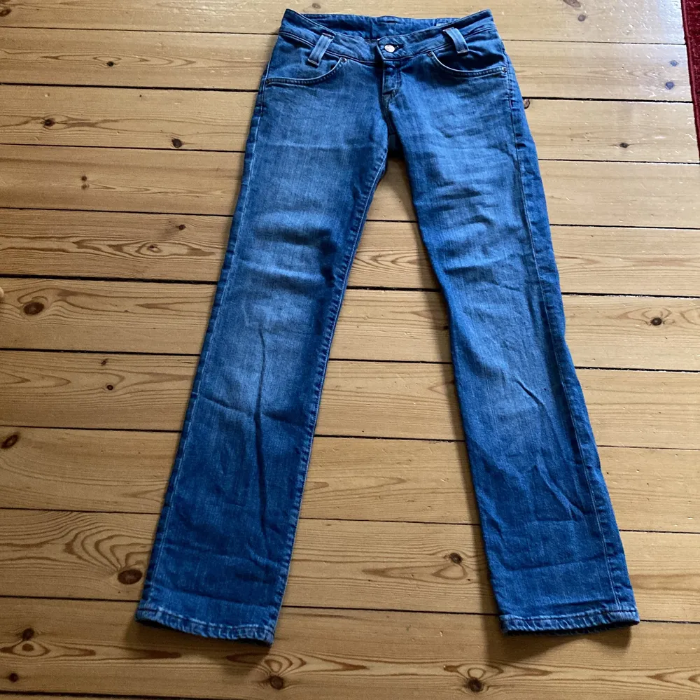 Lågmidjade lee jeans i väldigt bra skick💕 Innerbenslängd: 77cm  Midjemått: 69 cm. Jeans & Byxor.