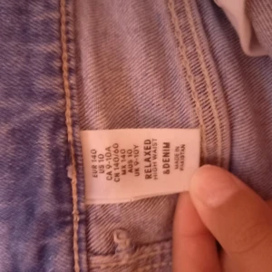 H&M jeans ljus blåa  - Detta är ett par byxor jag inte andvänt alls eftersom jag ej gillade dom på har bara testat dem. De är från H&M i storlek 140/ 9-10 år gammal i färgen ljus blå. Det finns vissa hål på byxorna. Köparen står för frakt