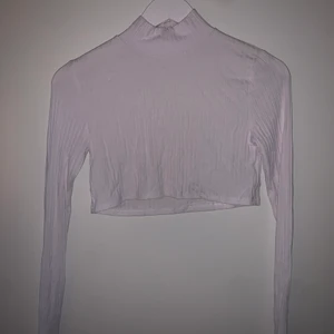 Croptop från nakd  - Croptop med polokrage från nakd, använd 2-3 gånger. Storlek XS 