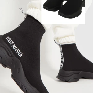 Steve Madden Helsvarta i Strlk 40/39 - Säljer mina steve maddens, strlk 40 men väldigt små i storlek så blir som 39! Köpta för 1145, säljer för 700.