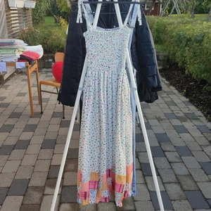 Klänning - Jag säljer den här fina klänningen. Den är i nyskick eftersom jag har aldrig använt den.✨ Köparen står för frakt.✨