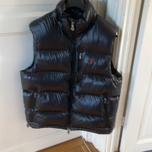 Ralph lauren väst  - Hej! Säljer min sparsamt använda ralph lauren väst i storlek Medium. Skicket är väldigt bra, inga skador på något ställe. Nypris 4200  Mitt pris kan diskuteras vid snabb affär   Mvh Isak 