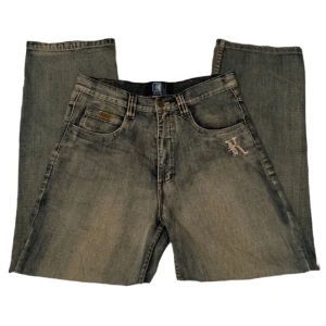 Kani jeans - Sjukt snygga broderingar/tryck på rumpan Skulle passa en längre person. Jag är 168cm lång och brukar bära M i kläderoch dem är ganska långa på mig Köptes dyrt i en vintages butik och säljer vid bra pris/bud🧡 Skriv privat om mer frågor om du är intresserad