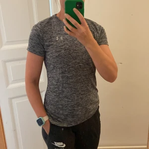 Under Armour tränings t-shirt  - Funktions t-shiry dam i stl. S/M. Använd 1gång. Jätte skönt material och bra passform. 