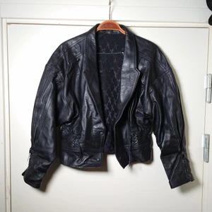 Vintage-skinnjacka - Speciell, äldre skinnjacka med många detaljer🌿