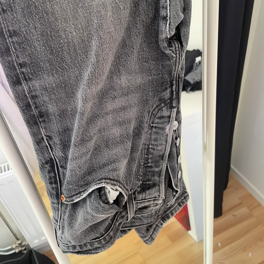 Levis jeans strl 28 längd 30  Modell 501 cropped . Jeans & Byxor.