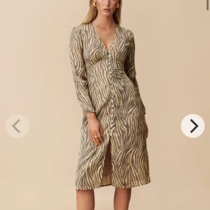 Adoore klänning - Helt ny klänning! Endast testad. Nypris 1400, jag säljer för 1100. Stl 40 men den är liten i storleken så passar 38/M också💛