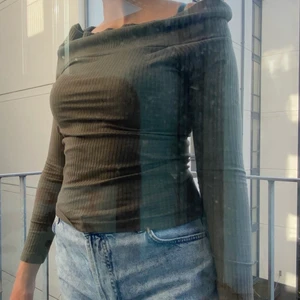 Långärmad tröja - grön  - Säljer min tröja jag använt någon enstaka gång, i bra skick! 