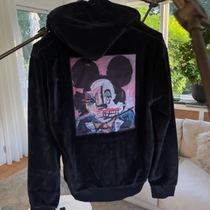 Limitato  - Säljer nu min Limitato hoodie i Storlek M. Den är i toppskick då den knappt har använts! Skick 9/10. Nypris 410€ (ca 4300kr). Mitt pris 2499kr