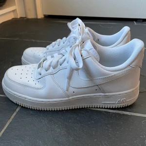 Nike air force 1 - Säljer mina Nike air force 1 för dom inte har kommit till användning, då dom endast är använda 2 gånger! I princip helt nya och ser inte använda ut alls så väldigt bra skick🙌🏻