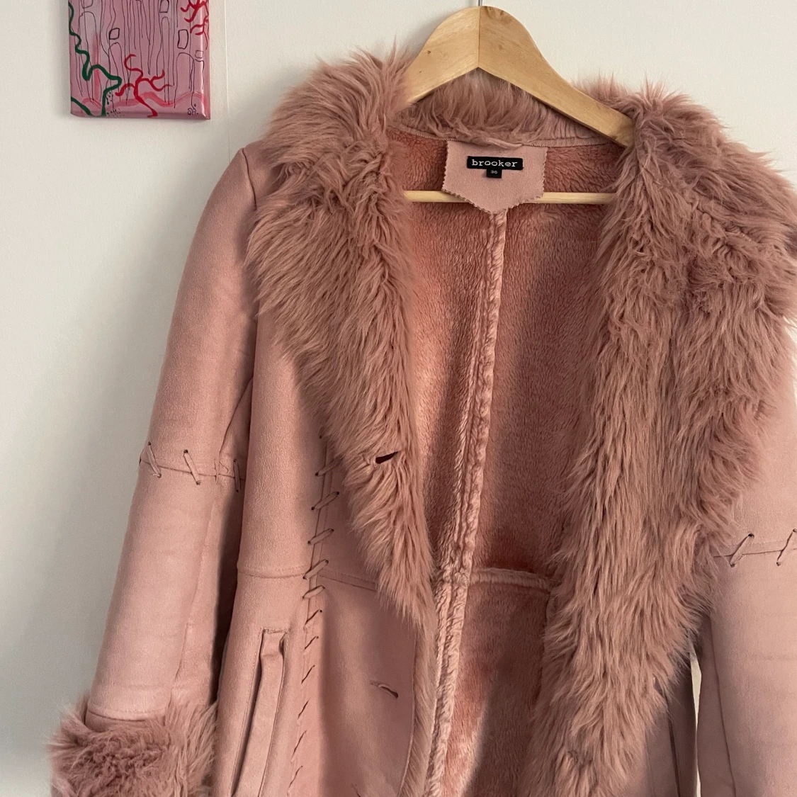 Fluffig jacka i ljusrosa - 90