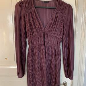 Säljer denna jättefina klänning från zara då den tyvärr inte kommer till användning. 😊  Köparen står för frakten! Nypris: 299kr     Pris: 140 + frakt