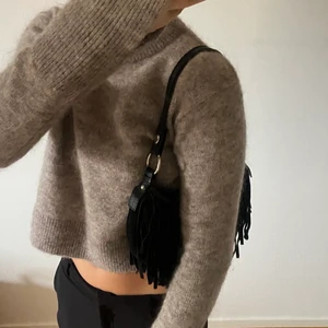 Svart väska - Jättecool och populär väska! Materialet är mocka liknande. Är i fint skick förutom lite slitage på väskbandet. Kom privat för att få bild!  Köptes second hand på beyond retro. Köptes för 300kr och säljer för 159kr.😘😘