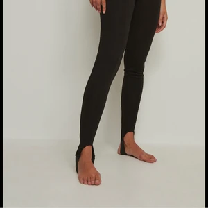 Svarta leggings Nakd XXS höga mjuka tjocka - Svarta leggings med hål-fot, Nakd. XXS. Gott skick.
