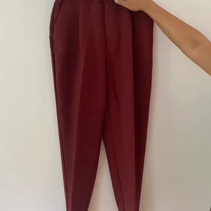 Zara byxor - Zara byxor använda en gång bra skick inga fläckar eller sönder nånstans. Skriv privat för fler frågor. Köpare står för frakt 